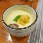 鮨匠 のむら - 九州の赤ウニが乗った茶碗蒸し、さつまいも、長芋、鯛、はた、アオリイカ、そして餅が入っています