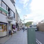 鎌倉ウッドベリーズプラス - 左手先に座って何かを食べている方が居たので近づいてみると