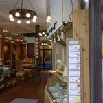 鎌倉ウッドベリーズプラス - 早速店内に移動してみると、奥にはじゅうたん等が販売されているスペースもありましたが