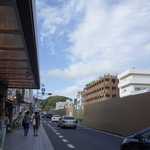 鎌倉ウッドベリーズプラス - いざウッドベリーズと言う事で、沢山の人が往来するする参道を進んでいくと