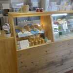 鎌倉ウッドベリーズプラス - 奥にはフローズンヨーグルト用に使うフルーツやはちみつ等が置かれたカウンターがあり