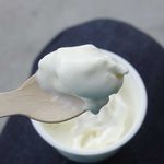 鎌倉ウッドベリーズプラス - クリームチーズフローズンヨーグルトを頂くと、さっぱりとしたフローズンヨーグルトの風味に加え、ブロック状のチーズの風味がしっかりと感じられる、さっぱりなのにまろやかさもある一品