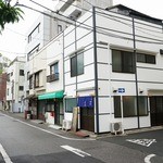 角萬 - 外観も店内も白を基調とした作り