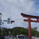 鎌倉ウッドベリーズプラス - お店の前か鶴岡八幡宮前は1~2分と大変近く、熱い日は参拝前に利用するのも良いかも知れません。