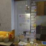 鎌倉ウッドベリーズプラス - 注文はガラスカウンター左手カウンターで行えるようになっています。
      ※若干価格は吉祥寺店よりも高めに感じます。