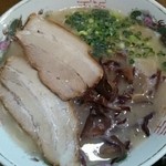 拉麺エルボー - 人気のラーメン。チャーシューのおおきさが目に留まる正統派とんこつラーメン。