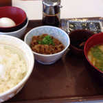 すき家 - 朝定食の「豚汁定食」に牛小鉢をプラス！