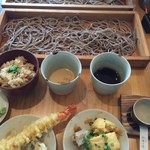 板蕎麦 香り家 広島大手町店 - そば切り！（友人から分け与えてもらった海老天を添えて。）