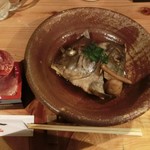 和飾 義三 - ころ鯛のあら炊き、750円。和歌山の地酒「雑賀」と共に。