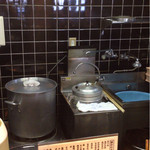 手造りうどん 楽々 - 独特の食感の麺を茹で上げる圧力鍋