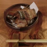 和飾 義三 - 太刀魚の骨せんべい、490円。和歌山の地酒「車坂」と共に。