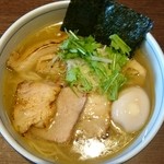 麺処びぎ屋 浜松店 - 特製白醤油らーめん(1000円)・・・相変わらずハイクオリティーで、出汁のコクは深いです！
                                でも、デフォの醤油の方が好みのツボにはまりました。