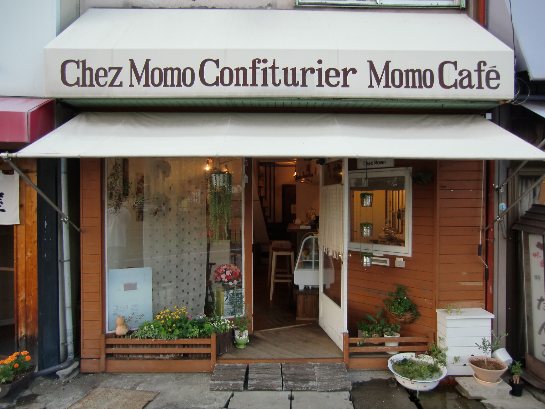 Momo Cafe name=