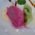 Trattoria La Padella - ランチデザート。カシスのアイスとパンナコッタ♪