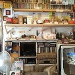 やさい食堂 堀江座 - 壁には、CDやレコードが