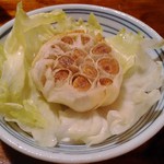 Sumibi Yakitori Torishou - にんにくの丸揚げ　息子のお気に入りです。　