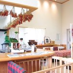 エーカフェ - 唐辛子がいっぱいつるされた店内