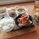 エーカフェ - ランチ800円　ご飯とサラダがおかわりOK！
