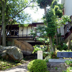 鳴瀧園 ふくろう亭 - 入口には巨大な岩