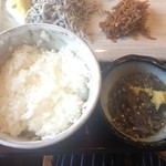 しらすや - 2015年7月：しらすづくし定食(\1700+税)…ご飯と生シラス。ちなみにご飯はお代わり可。もともと結構な量がありますが…