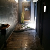 日本料理 晴山 - 階段を降りて地下へ。