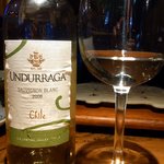 NATURAL SPIRIT - せせりポン酢とホタルイカが美味しかったので白ワインをオーダーしちゃいました。ＵＮＤＵＲＲＡＧＡ 2008です。チリの名門ウンドラーガが作るフレッシュな辛口白ワインです。