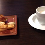 レオーニ - アミューズ、ホワイトアスパラのポタージュと白魚のパンバーニャ、パニス