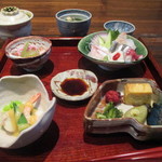 Yohaku - 最初の４品と茶そば（奥）　白飯（左奥）