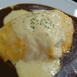 煌カリー - 濃く奥深いスパイス感のカレーが一気にまろやかに、フワとろオムカリー680円、チーズ120円