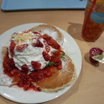 Hawaiian Pancake Factory  - ストロベリー＆ホイップクリームパンケーキ(８００円)