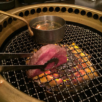 SATOブリアン 本店 - 絶品のたれにちょちょっと付けて、また焼く