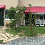 Mio - 直接ではなく、側道から入る駐車場だが、広くて駐めやすい。