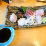 Kappou Goshima - おまかせ ￥2000 の刺身盛り合わせ