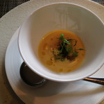 Le Caneton - さりげなくキャビアも入った
            スープ。・°°・(＞_＜)・°°・。
            こんなに美味しいスープは初めて。