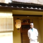祇園 川上 - 店外、お店の方