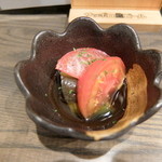海男 - お通しは　茄子煮浸し+トマト