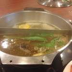 New Tien Tien Hotpot Restaurant - 2015年7月中旬。２種類のスープ。手前が辛く、奥が塩味。