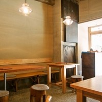 自家製粉石臼挽きうどん 青空blue 本店 - 2人掛けのテーブル席
