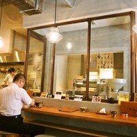 自家製粉石臼挽きうどん 青空blue 本店 - カウンター席＆自家製粉の機械