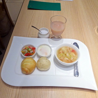 Yuderoichikyuuichifuromuarukecchino - モーニングセット、キャベツのスープ、桃ジュース700円