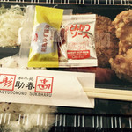 和牛処 助春 - ハッピー弁当680円（税込730円）ミンチカツ用のソースと、サラダ用のドレッシング付いてます