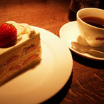 カフェ マメヒコ - いちごのショートケーキと深煎り珈琲(500円)