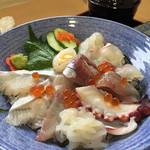 海鳴り亭 - 海鮮丼(1,250円税込)