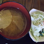 Poppo Ekimaeya - 味噌汁と生野菜サラダ
