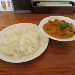 Earth - チキンカレー（ワンドリンク付き、788円）