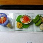 日の出 - 口取り（サーモンマリネ、枝豆、海老黄身煮、蛤鳶飛子添え、酒盗チーズ、蟹湯葉巻、生ハムエリンギ）