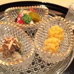 まき村 - 2015.7.上旬。夏野菜の前菜(アーモンド和え、酢の物、玉蜀黍の手毬揚げ)。