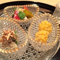 まき村 - 2015.7.上旬。夏野菜の前菜(アーモンド和え、酢の物、玉蜀黍の手毬揚げ)。
