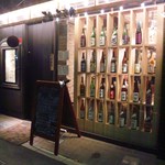 Sakana To Sake Kotobukiya - 酒瓶棚を設置。外から銘酒が目を引きますがメニューにはありません。