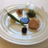 サンス・エ・サヴール - ★7.5　秋田県産八幡平ポークロース肉のロティ　ミニグリュイエールチーズバーガー　アメリカンチェリーのオーブール　甘長唐辛子とジャガイモのピュレ　グリオットとトンカ豆のソース